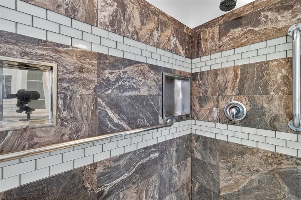 Под контрактом: $252,000 (3 спален, 2 ванн, 2032 Квадратных фут)