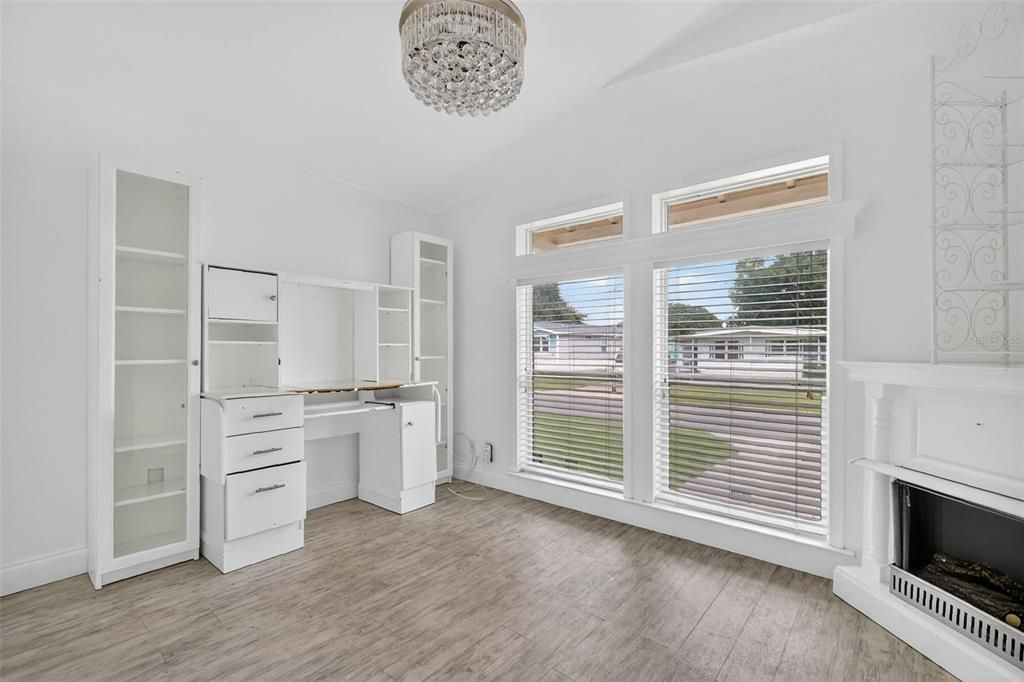 Под контрактом: $252,000 (3 спален, 2 ванн, 2032 Квадратных фут)