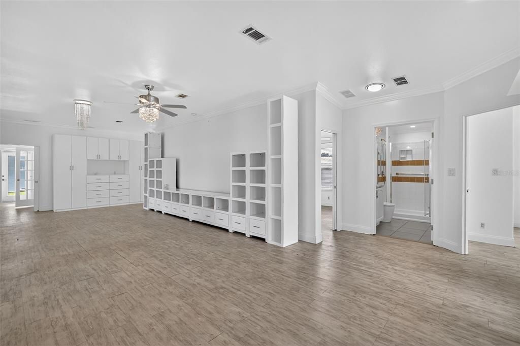 Под контрактом: $252,000 (3 спален, 2 ванн, 2032 Квадратных фут)