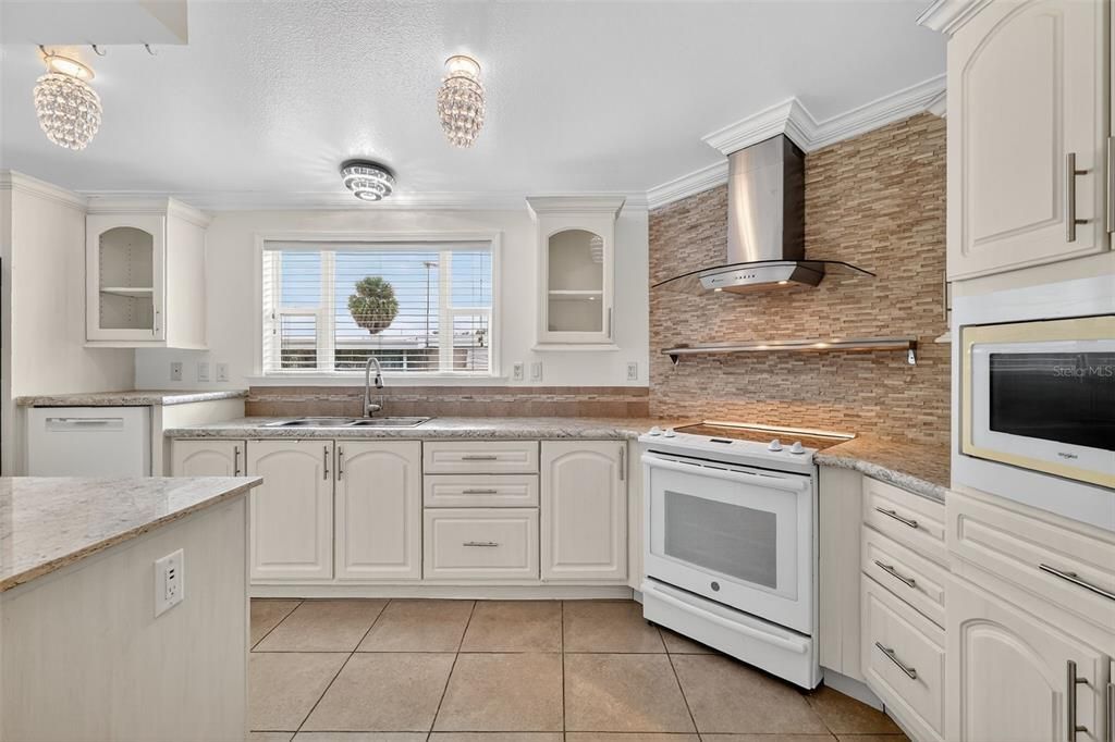 Под контрактом: $252,000 (3 спален, 2 ванн, 2032 Квадратных фут)