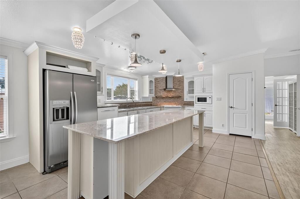 Под контрактом: $252,000 (3 спален, 2 ванн, 2032 Квадратных фут)