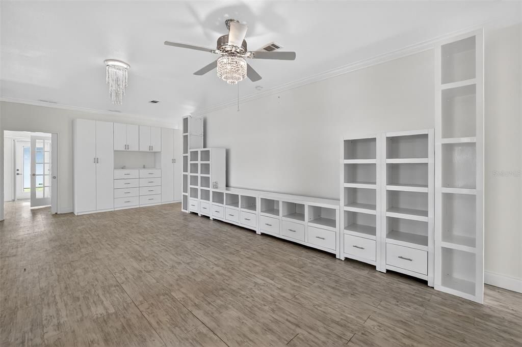 Под контрактом: $252,000 (3 спален, 2 ванн, 2032 Квадратных фут)