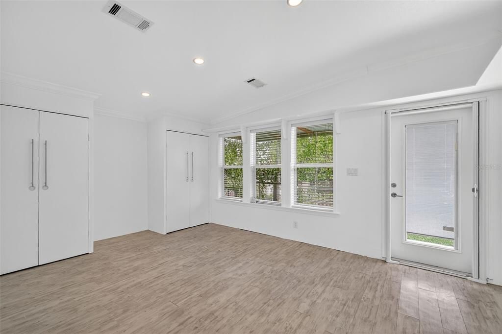 Под контрактом: $252,000 (3 спален, 2 ванн, 2032 Квадратных фут)