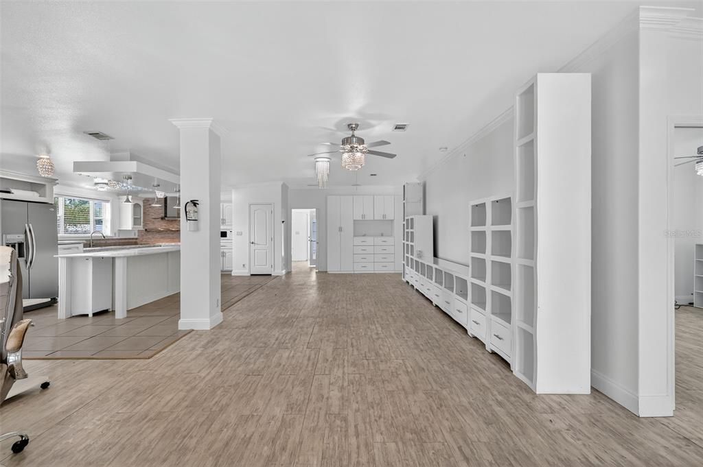 Под контрактом: $252,000 (3 спален, 2 ванн, 2032 Квадратных фут)