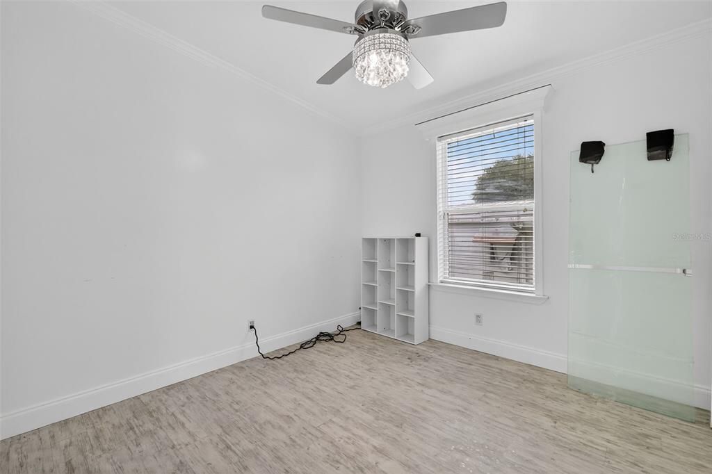 Под контрактом: $252,000 (3 спален, 2 ванн, 2032 Квадратных фут)