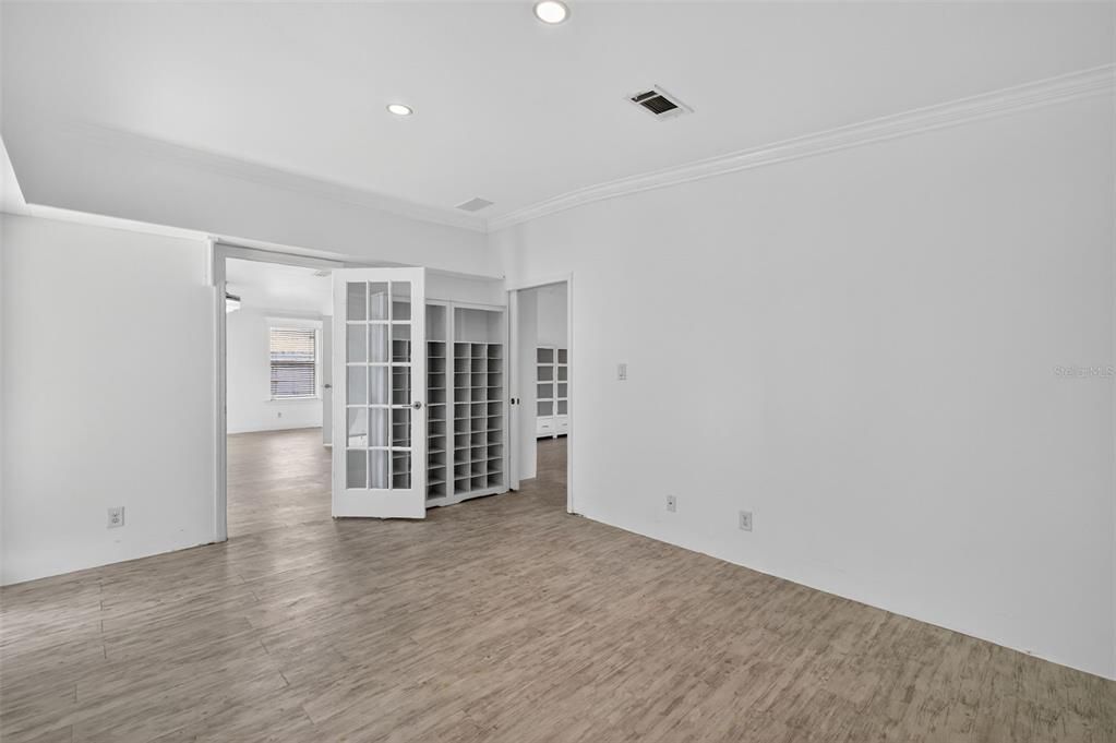 Под контрактом: $252,000 (3 спален, 2 ванн, 2032 Квадратных фут)