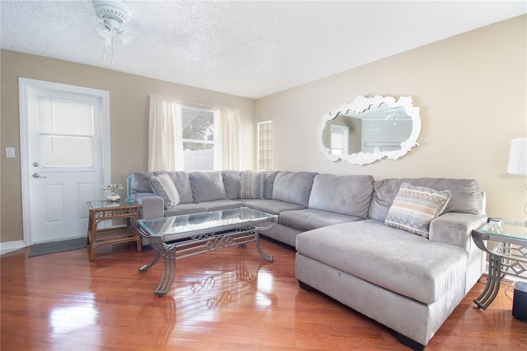 Activo con contrato: $390,000 (3 camas, 2 baños, 1574 Pies cuadrados)