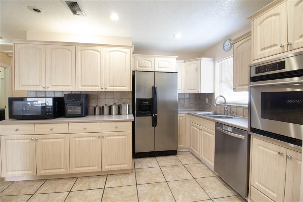 Activo con contrato: $390,000 (3 camas, 2 baños, 1574 Pies cuadrados)