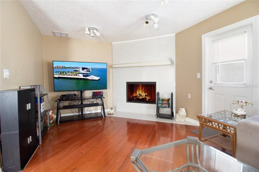 Activo con contrato: $390,000 (3 camas, 2 baños, 1574 Pies cuadrados)