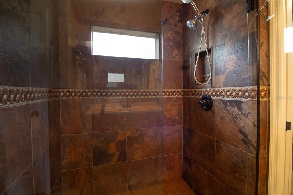 Activo con contrato: $390,000 (3 camas, 2 baños, 1574 Pies cuadrados)