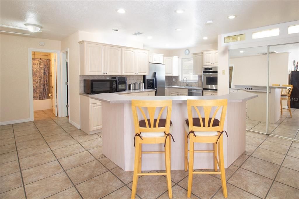 Activo con contrato: $390,000 (3 camas, 2 baños, 1574 Pies cuadrados)