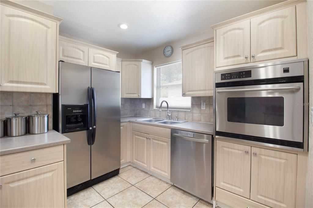 Activo con contrato: $390,000 (3 camas, 2 baños, 1574 Pies cuadrados)