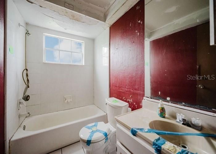 Activo con contrato: $326,100 (5 camas, 3 baños, 2560 Pies cuadrados)