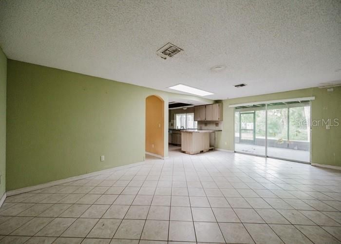 Activo con contrato: $326,100 (5 camas, 3 baños, 2560 Pies cuadrados)