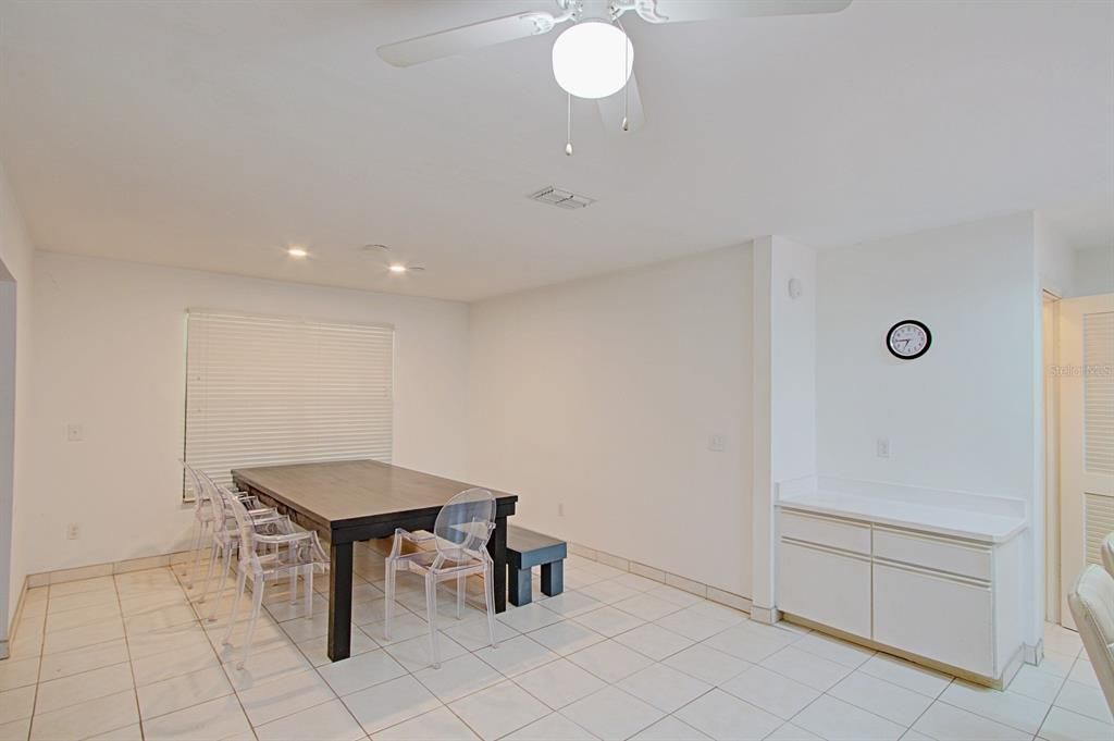 待售: $725,000 (3 贝兹, 2 浴室, 2421 平方英尺)