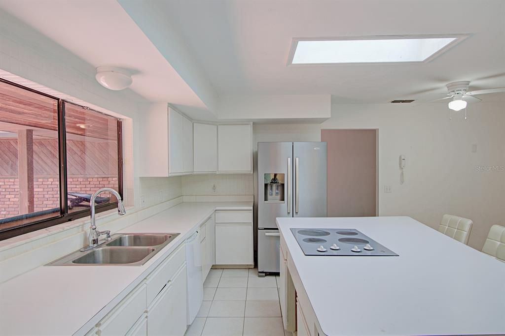 待售: $725,000 (3 贝兹, 2 浴室, 2421 平方英尺)