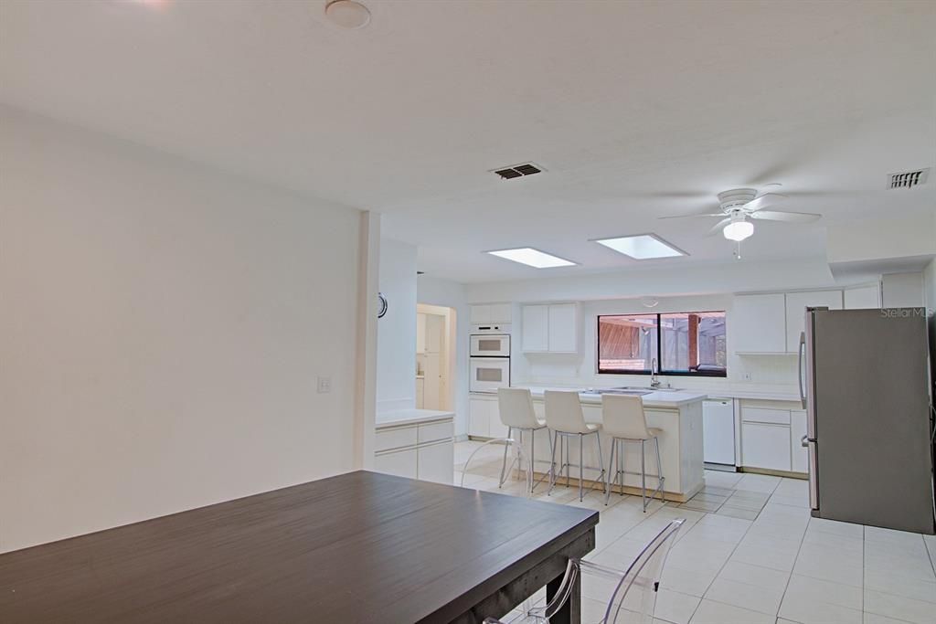 待售: $725,000 (3 贝兹, 2 浴室, 2421 平方英尺)