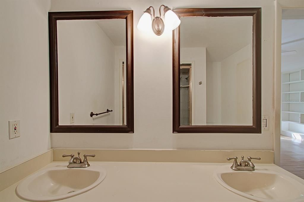 待售: $725,000 (3 贝兹, 2 浴室, 2421 平方英尺)