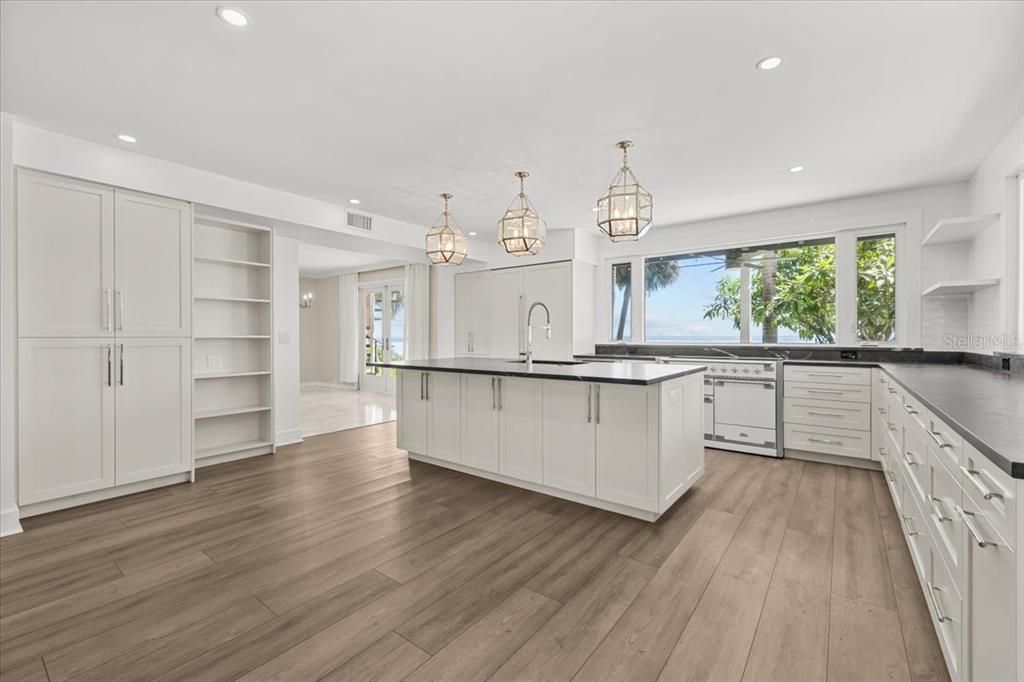 На продажу: $2,845,000 (5 спален, 5 ванн, 4884 Квадратных фут)