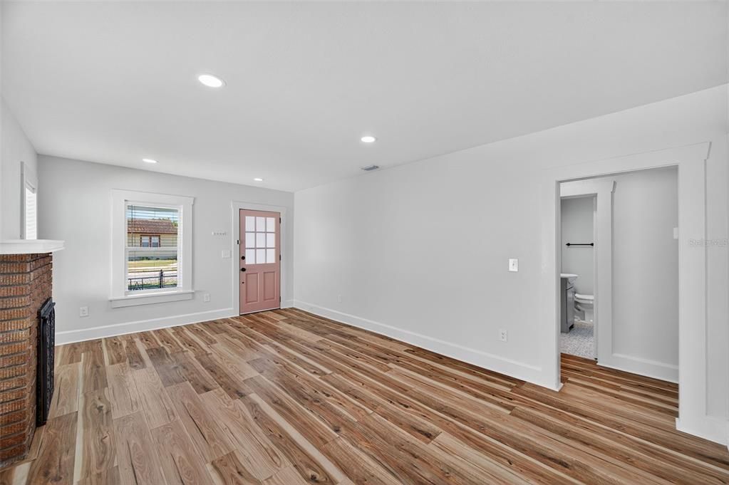 Active With Contract: $2,900 (3 beds, 2 baths, 1126 Square Feet)