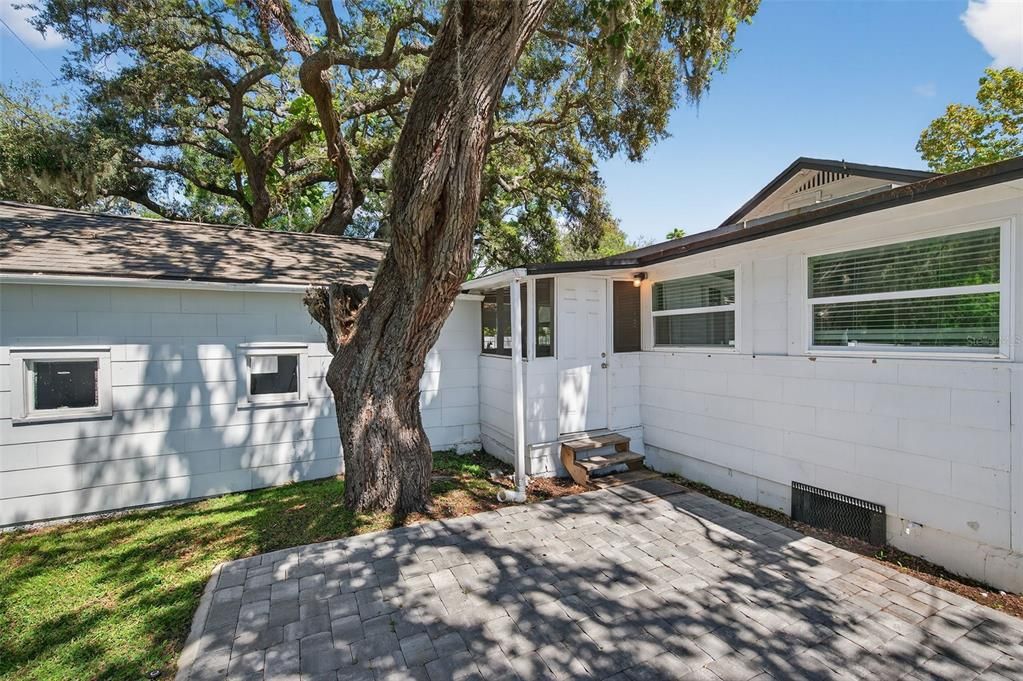 Active With Contract: $2,900 (3 beds, 2 baths, 1126 Square Feet)
