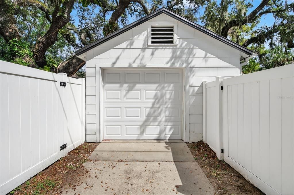 Active With Contract: $2,900 (3 beds, 2 baths, 1126 Square Feet)