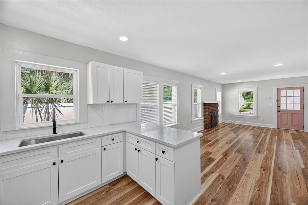 Active With Contract: $2,900 (3 beds, 2 baths, 1126 Square Feet)