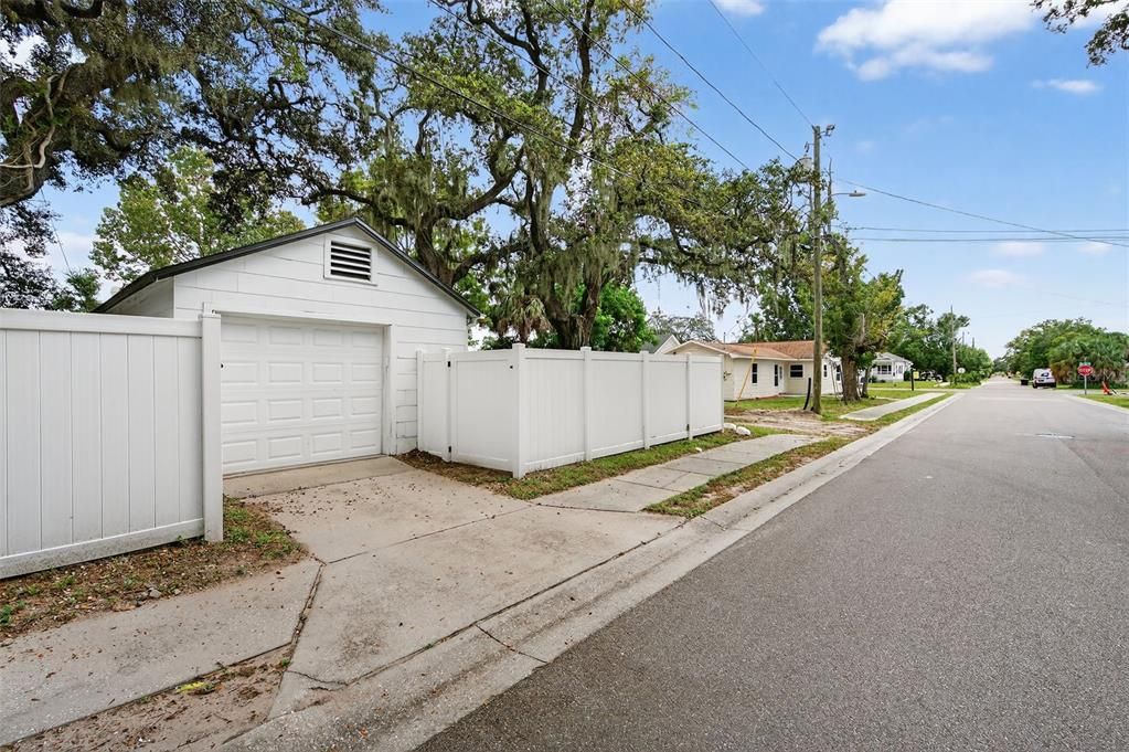 Active With Contract: $2,900 (3 beds, 2 baths, 1126 Square Feet)