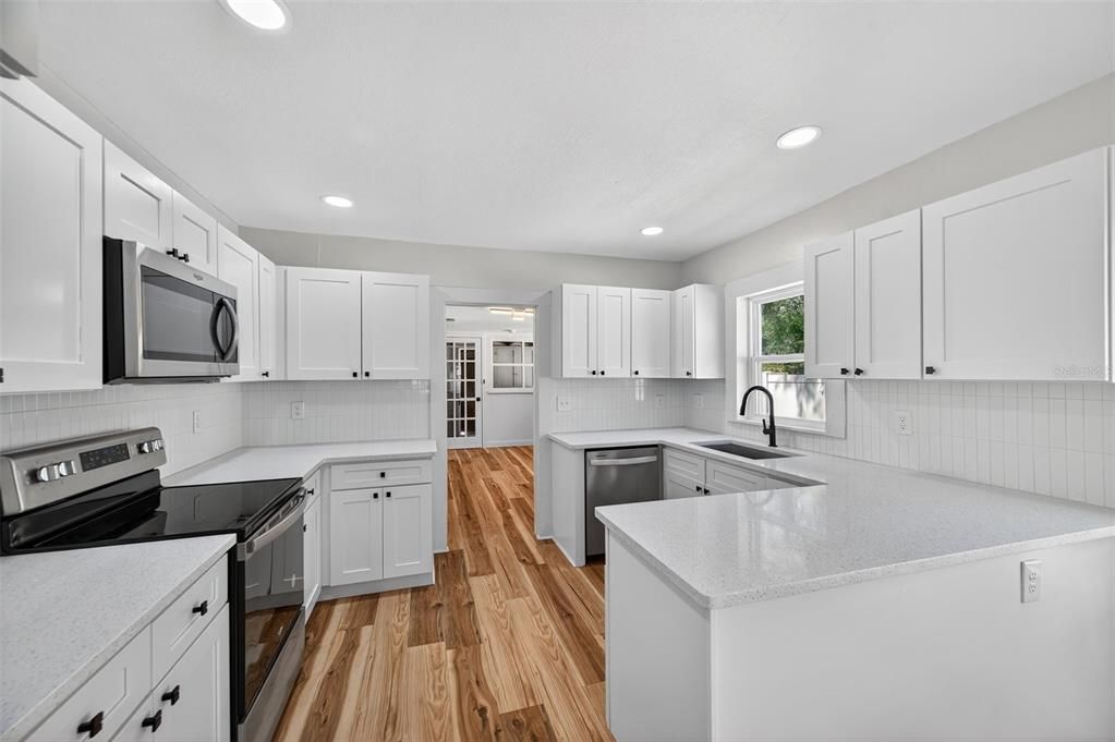 Active With Contract: $2,900 (3 beds, 2 baths, 1126 Square Feet)