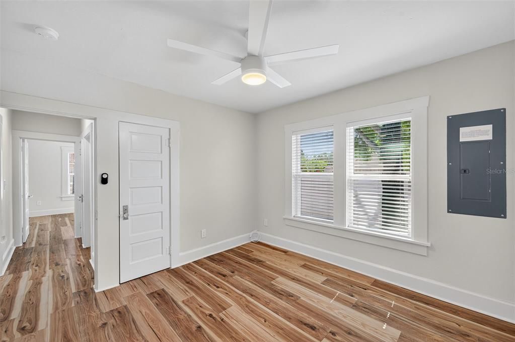 Active With Contract: $2,900 (3 beds, 2 baths, 1126 Square Feet)
