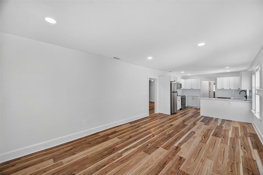 Active With Contract: $2,900 (3 beds, 2 baths, 1126 Square Feet)