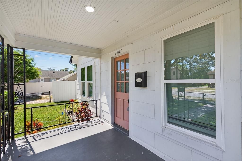 Active With Contract: $2,900 (3 beds, 2 baths, 1126 Square Feet)