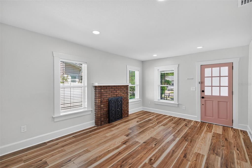 Active With Contract: $2,900 (3 beds, 2 baths, 1126 Square Feet)