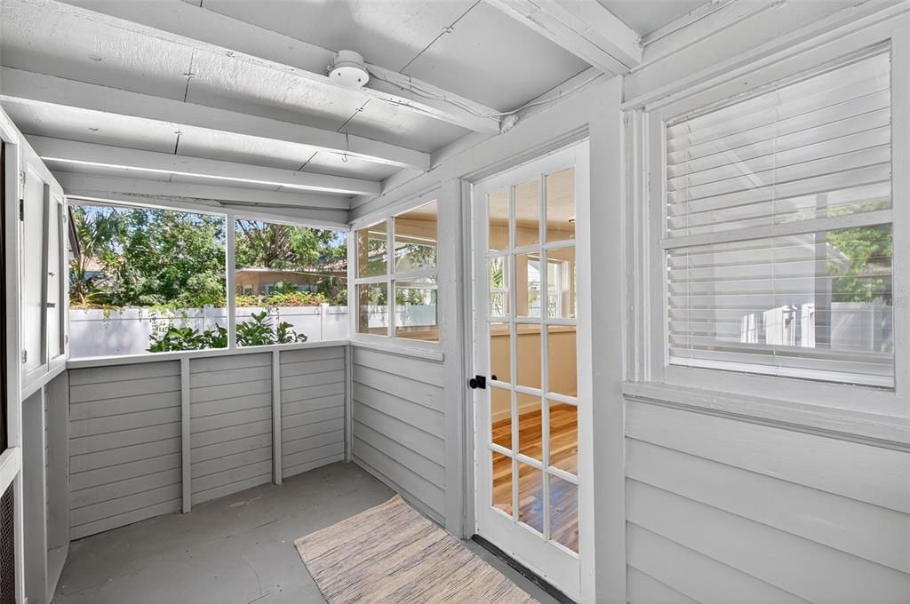 Active With Contract: $2,900 (3 beds, 2 baths, 1126 Square Feet)