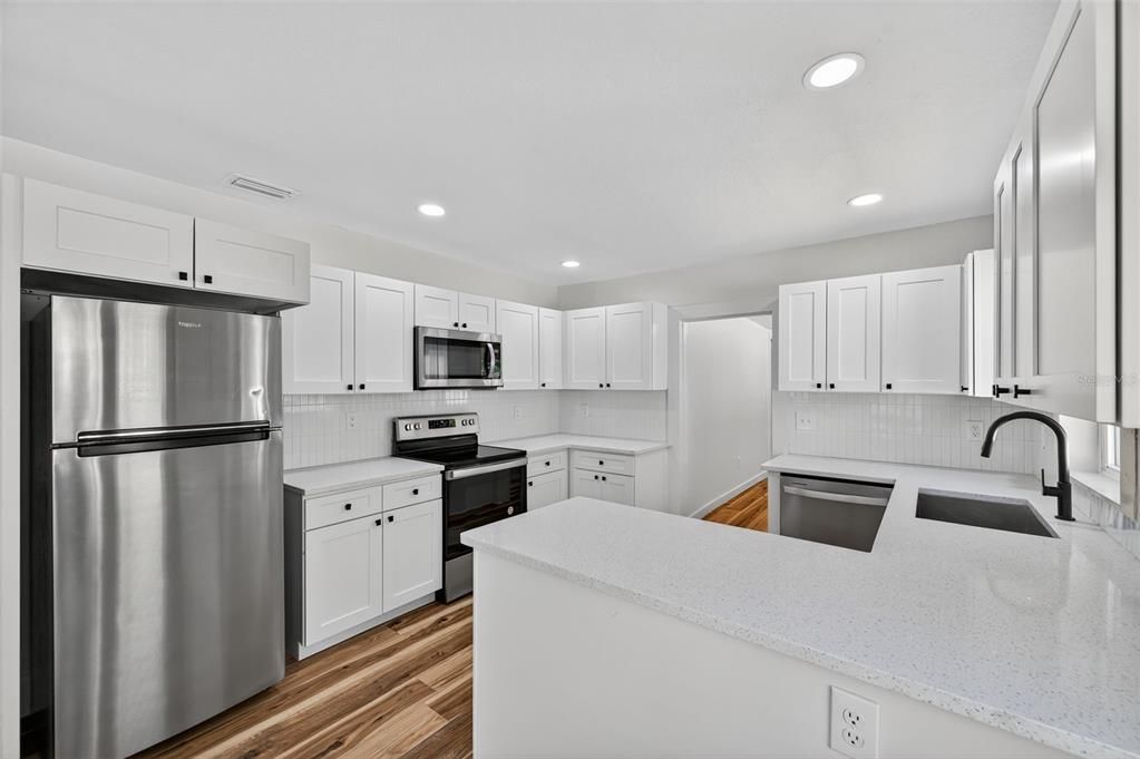 Active With Contract: $2,900 (3 beds, 2 baths, 1126 Square Feet)
