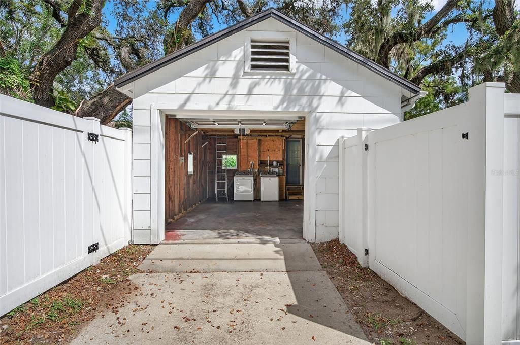 Active With Contract: $2,900 (3 beds, 2 baths, 1126 Square Feet)