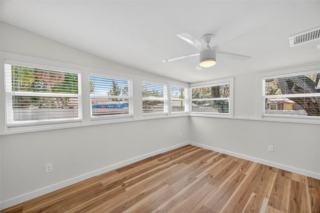 Active With Contract: $2,900 (3 beds, 2 baths, 1126 Square Feet)