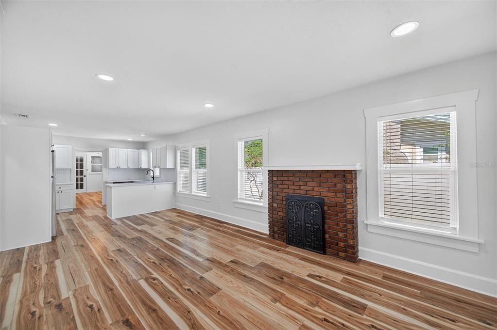 Active With Contract: $2,900 (3 beds, 2 baths, 1126 Square Feet)