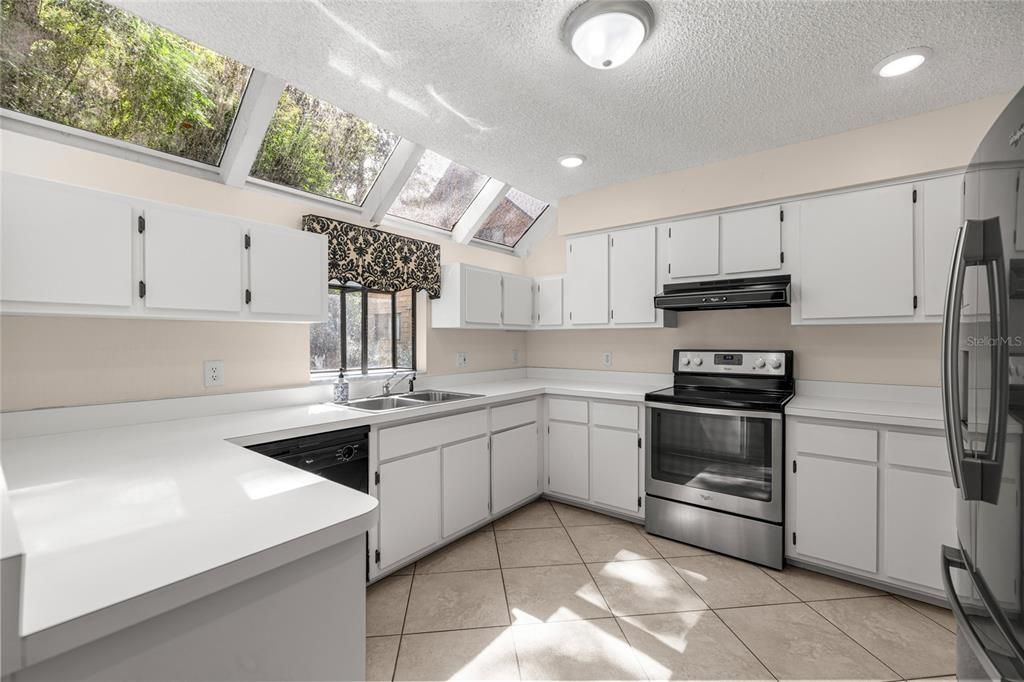 Под контрактом: $165,000 (2 спален, 2 ванн, 1461 Квадратных фут)