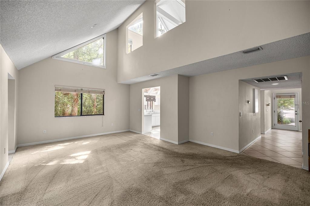 Под контрактом: $165,000 (2 спален, 2 ванн, 1461 Квадратных фут)