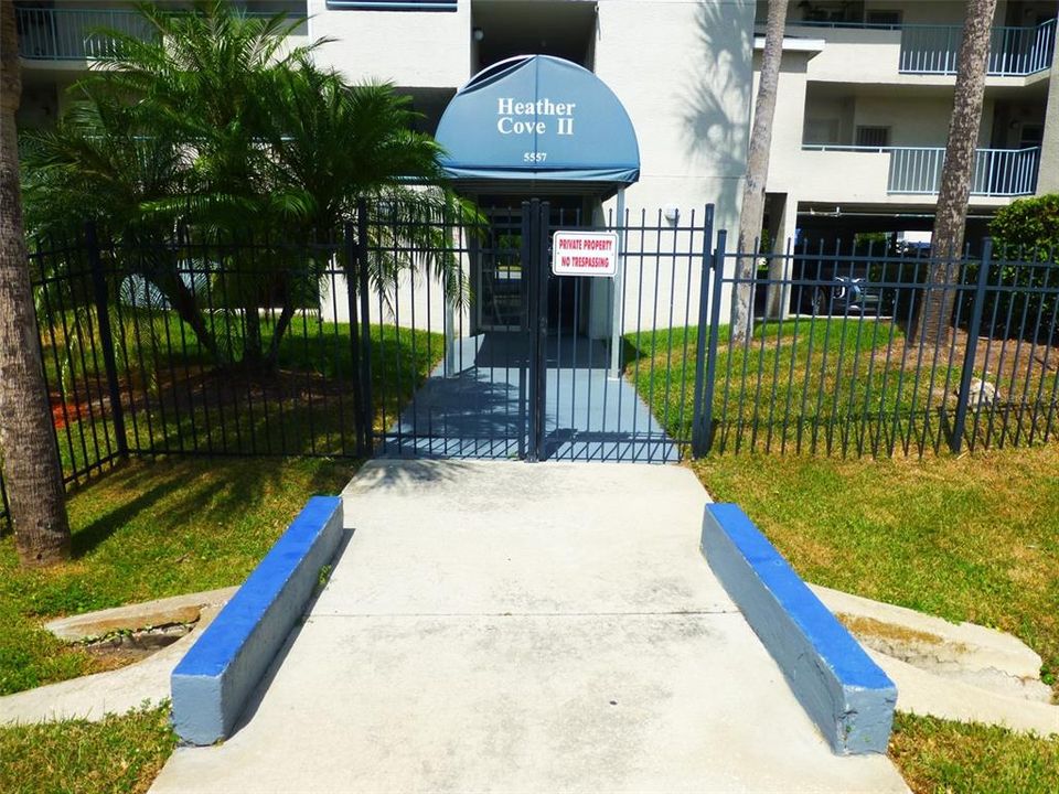 Active With Contract: $2,350 (2 beds, 2 baths, 1146 Square Feet)