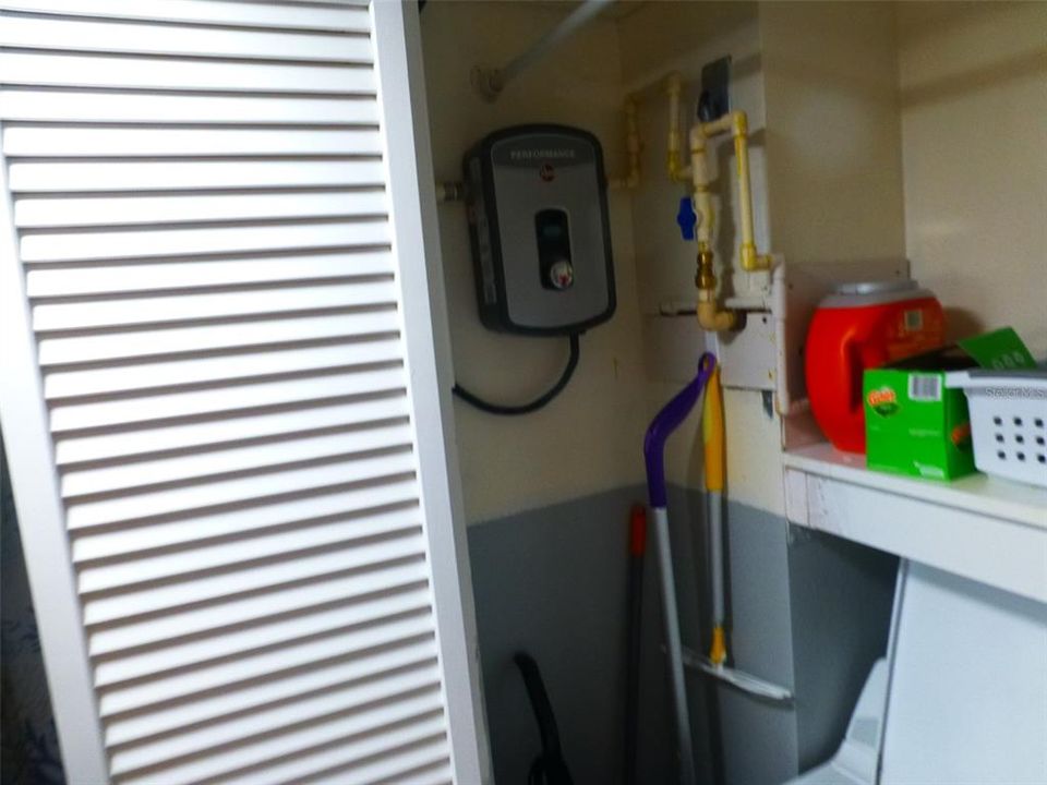 Active With Contract: $2,350 (2 beds, 2 baths, 1146 Square Feet)