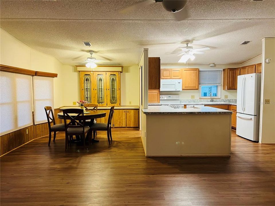 For Sale: $185,000 (2 beds, 2 baths, 1344 Square Feet)