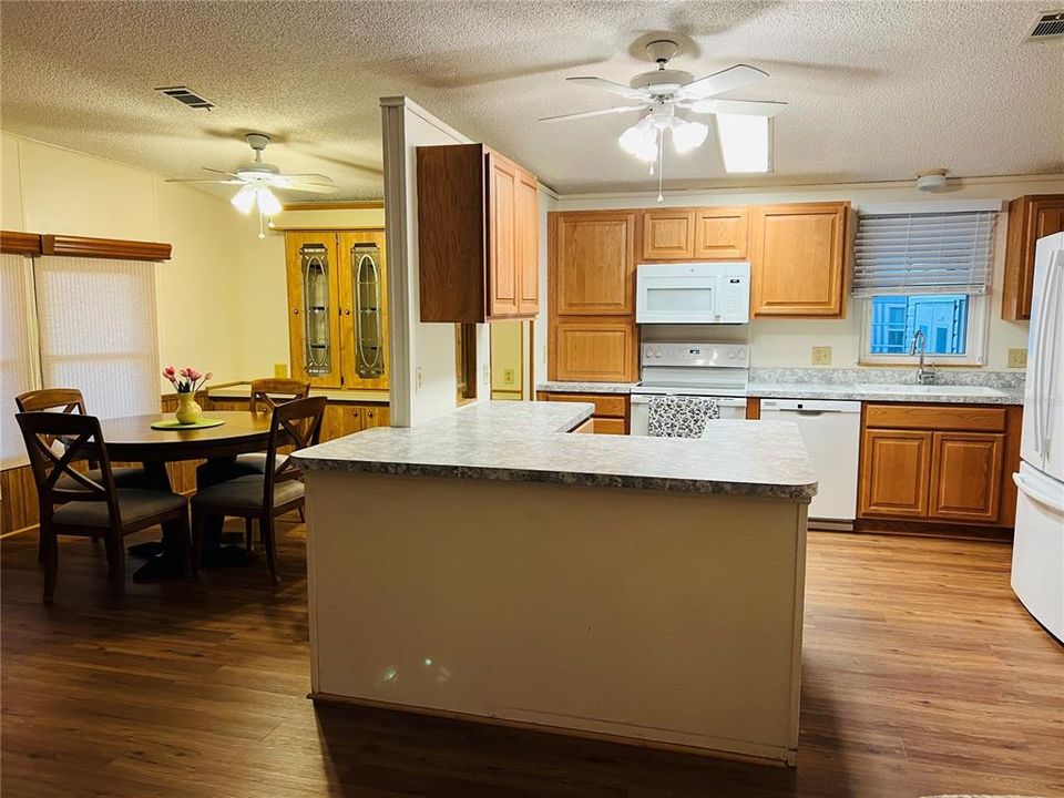 For Sale: $185,000 (2 beds, 2 baths, 1344 Square Feet)