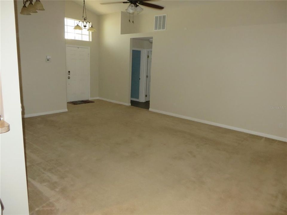 合同活跃: $239,900 (3 贝兹, 2 浴室, 1422 平方英尺)