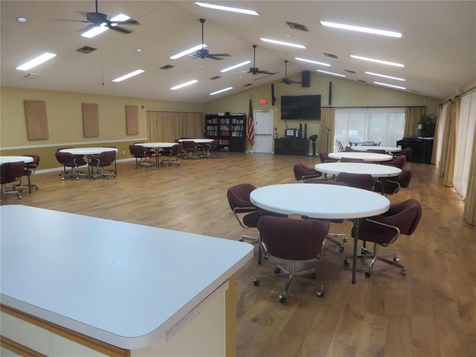 合同活跃: $239,900 (3 贝兹, 2 浴室, 1422 平方英尺)