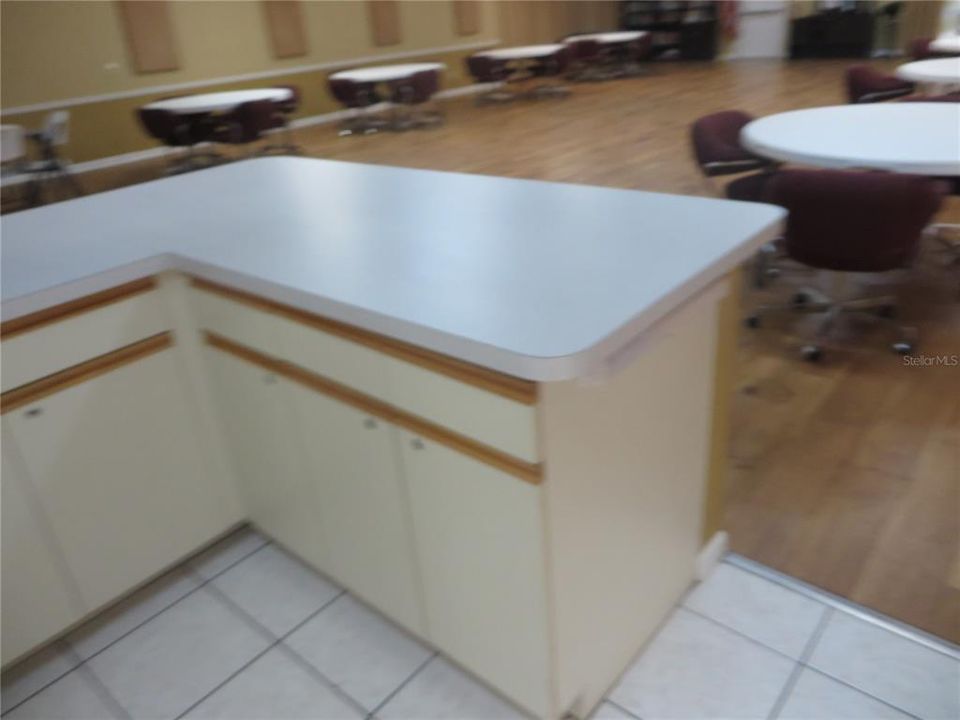 合同活跃: $239,900 (3 贝兹, 2 浴室, 1422 平方英尺)