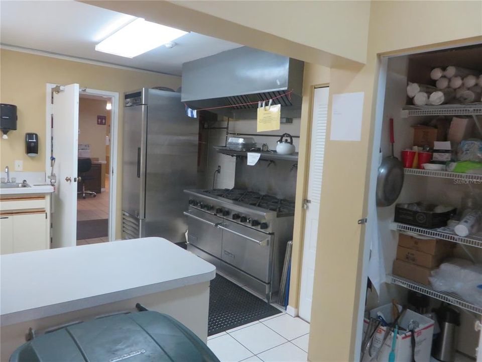 合同活跃: $239,900 (3 贝兹, 2 浴室, 1422 平方英尺)