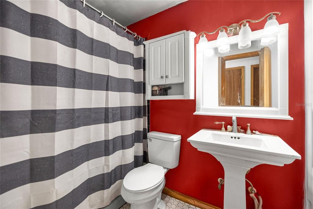 Active With Contract: $249,900 (3 beds, 2 baths, 1624 Square Feet)