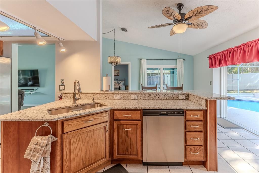 Под контрактом: $330,000 (3 спален, 2 ванн, 1793 Квадратных фут)